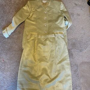 Lily And Taylor Vintage Gold Two Piece Suit Size 18